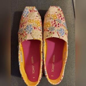 Toms slip on shoes casual size 9